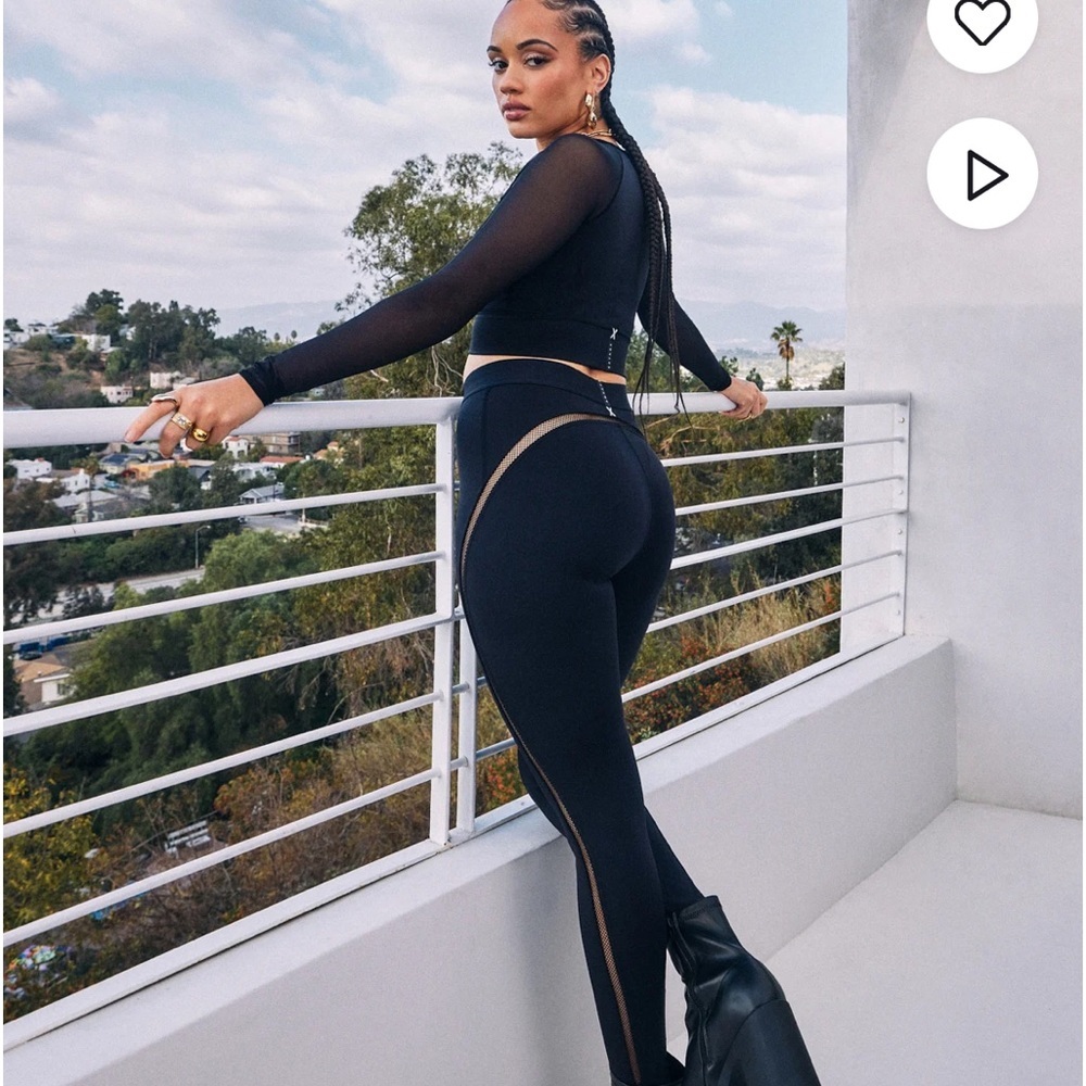 Savage X Fenty Black Caviar Flow High-Waist Trimmed Legging & Zip-Up Crop Jacket - Picture 3 of 16